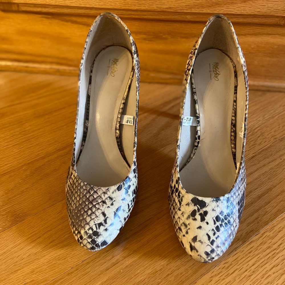 Snake skin print pump